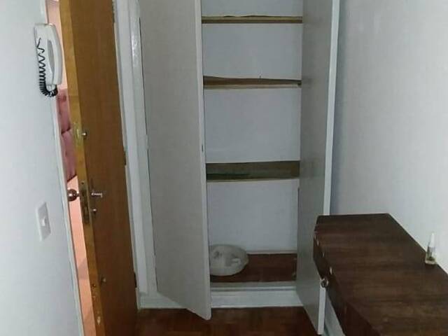 Armário no corredor de entrada